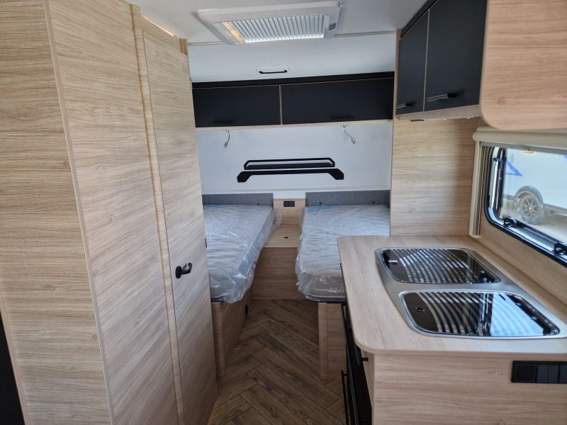 En venta Caravelair 492 Sport Line. Caravana con camas gemelas Gris 2024 Madrid foto 4