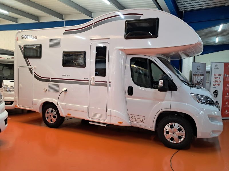 En venta Giotti LineGlobecar GIOTTILINE SIENA 422 PRIVILEGE 140 CV 2024 Blanco 2024 Barcelona foto 2