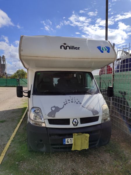 En venta Mobilvetta Renault máster  Blanco 2007 Barcelona foto 2