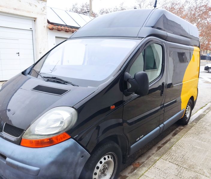 En venta Renault Trafic Amarillo 2004 Navarra foto 2